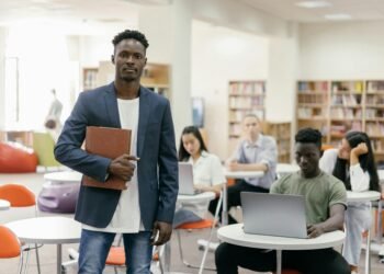 Les meilleures plate-formes pour se former gratuitement depuis l’Afrique et décrocher un travail qui paye plus de 3 000 € à l’étranger