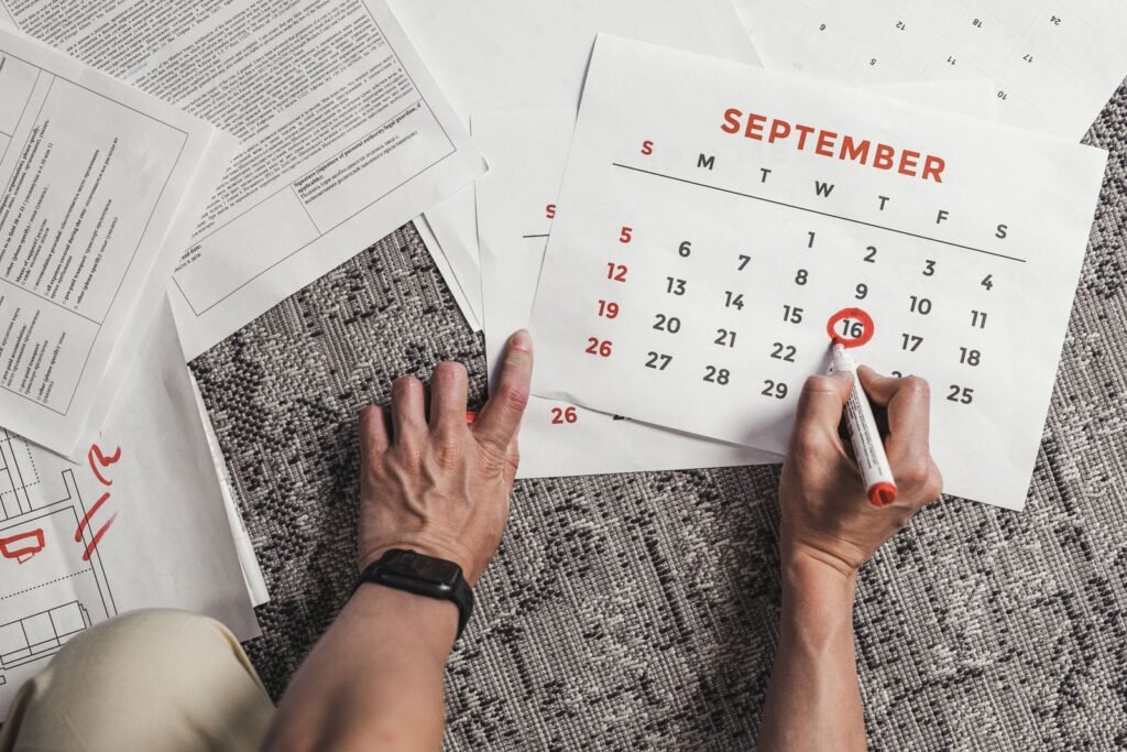 Date entourée sur un calendrier avec des documents pour les dates limites de candidature en Belgique