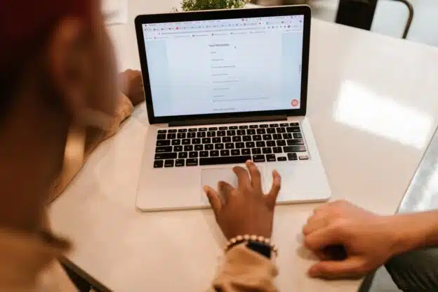 Personne remplissant un formulaire en ligne sur ordinateur portable pour demander une équivalence de diplôme en Belgique