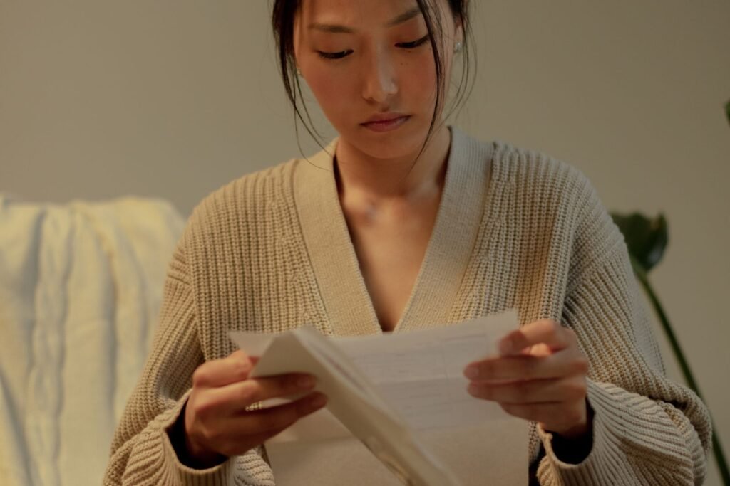 Femme lisant un courrier après une équivalence de diplôme refusée en Belgique