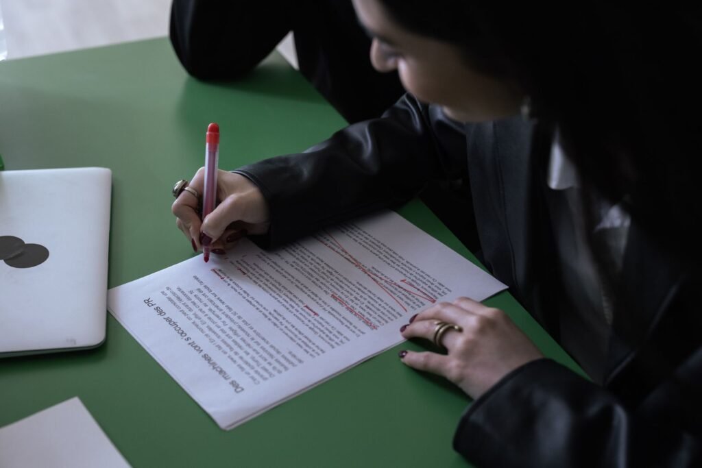 Correction d'un document au stylo rouge illustrant les erreurs d'équivalence de diplôme en Belgique