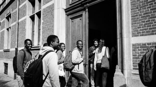 Groupe d’étudiants internationaux entrant dans un établissement d’enseignement supérieur en Belgique