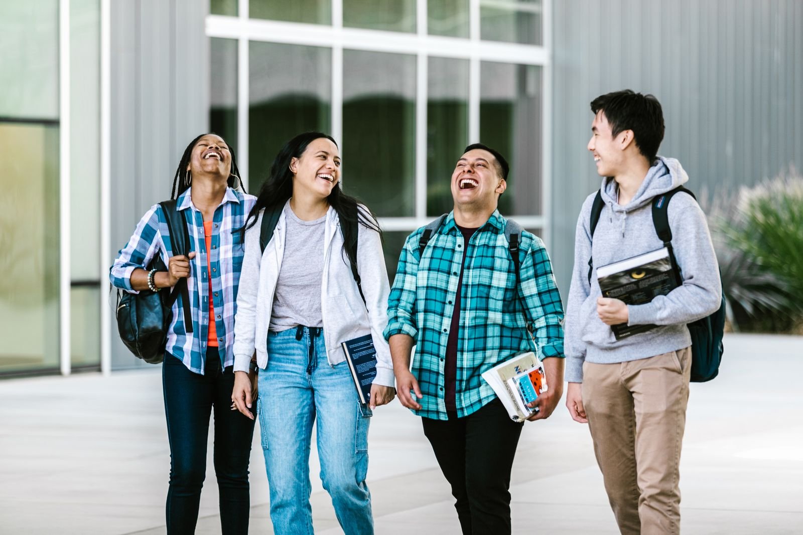 Étudiants internationaux qui rient ensemble sur un campus