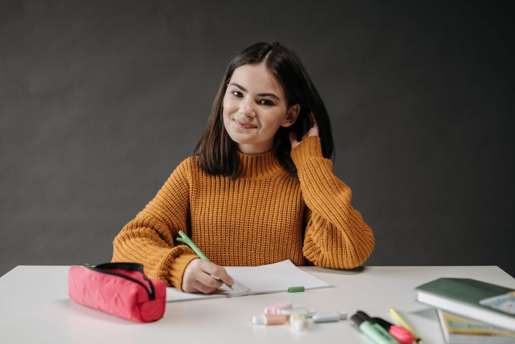 Étudiante concentrée à son bureau préparant son dossier pour réussir son admission en Belgique